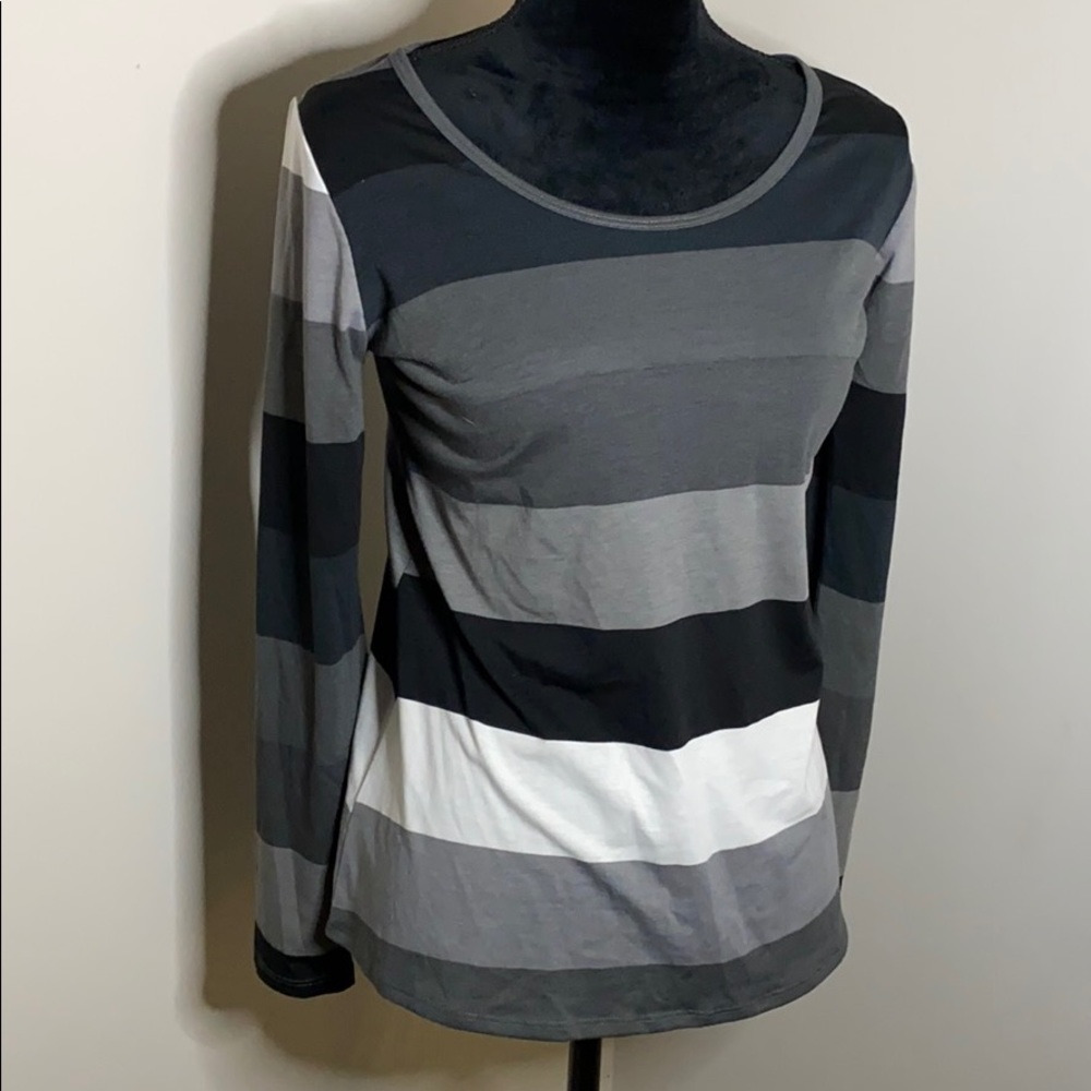 NWOT Lularoe Lynnae Small long sleeved top hi-lo
